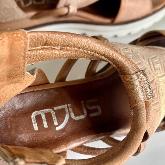 Mjus Woman's Tan Textured Leather Wedge Sandal Size 6 (36) - Picture 14 of 16